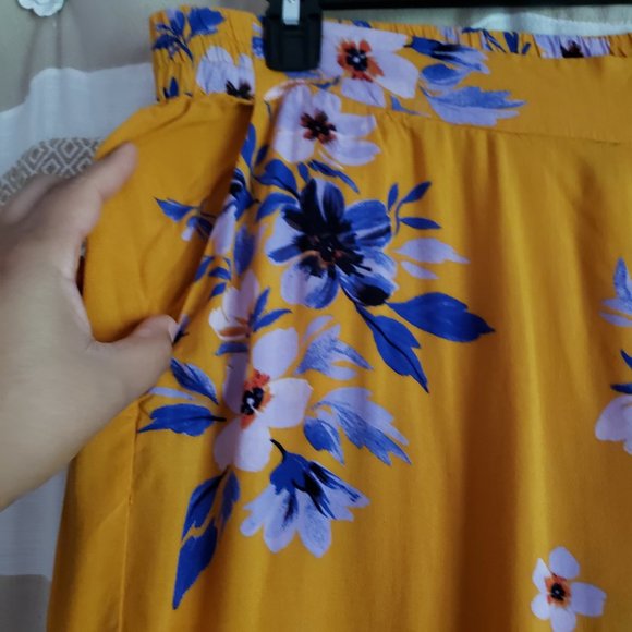 Jessica Simpson | NWOT Gold Floral Palazzo Pants - Picture 4 of 7